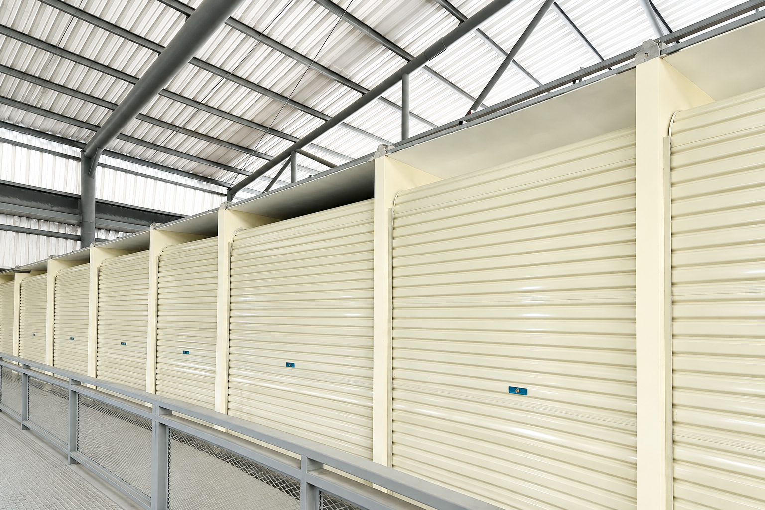 Rolling Door Manual vs Otomatis: Perbedaan & Cara Memilih